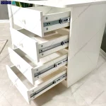 نمای کشو های باز از میز تحریر مینیمال ایساتیس