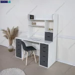 نمای کناری از میز تحریر کتابخانه دار مدرن بامداد